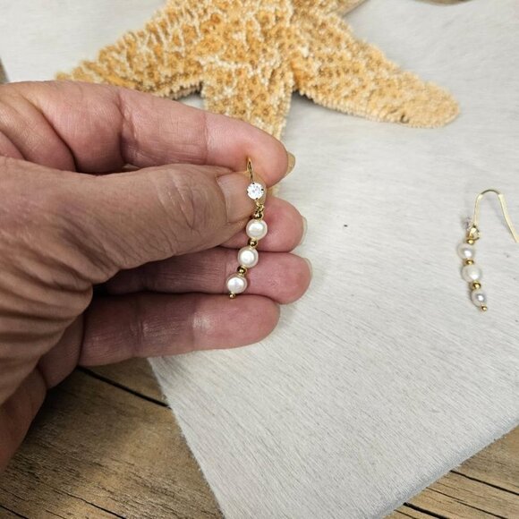 Pair of Baby Coin Freshwater Pearl white Dangle Earrings Gold - Picture 2 of 3